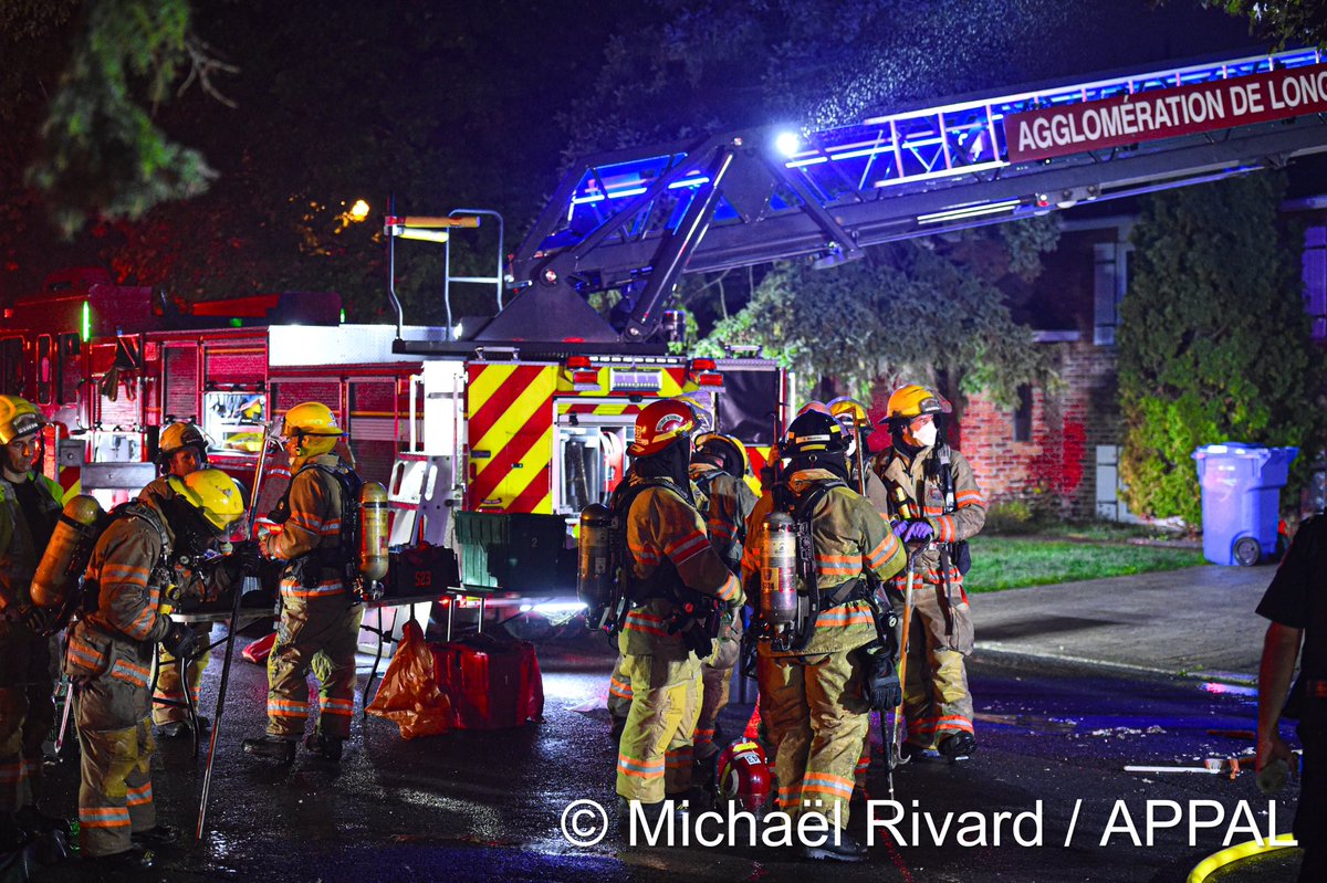Michael_Rivard_'s tweet photo. Un incendie de bâtiment s’est déclaré sur la rue de Chamonix, à Saint-Hubert. Le feu aurait débuté à l’arrière du bâtiment, à partir d’un barbecue, avant de se propager rapidement. Un pompier a été transporté pour des blessures. @POMPIERSAPPAL https://t.co/8XllEtGQok