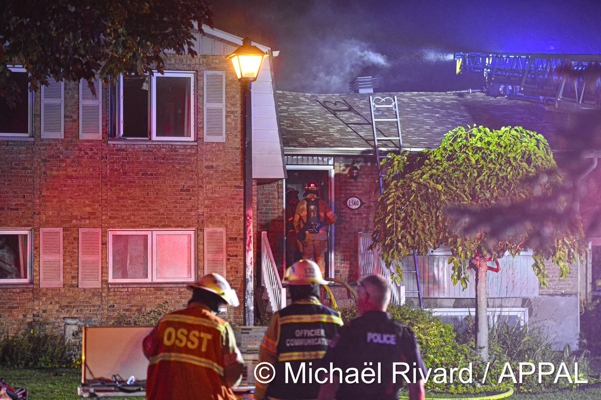 Un incendie de bâtiment s’est déclaré sur la rue de Chamonix, à Saint-Hubert. Le feu aurait débuté à l’arrière du bâtiment, à partir d’un barbecue, avant de se propager rapidement. Un pompier a été transporté pour des blessures. <a href="/POMPIERSAPPAL/">APPAL</a>