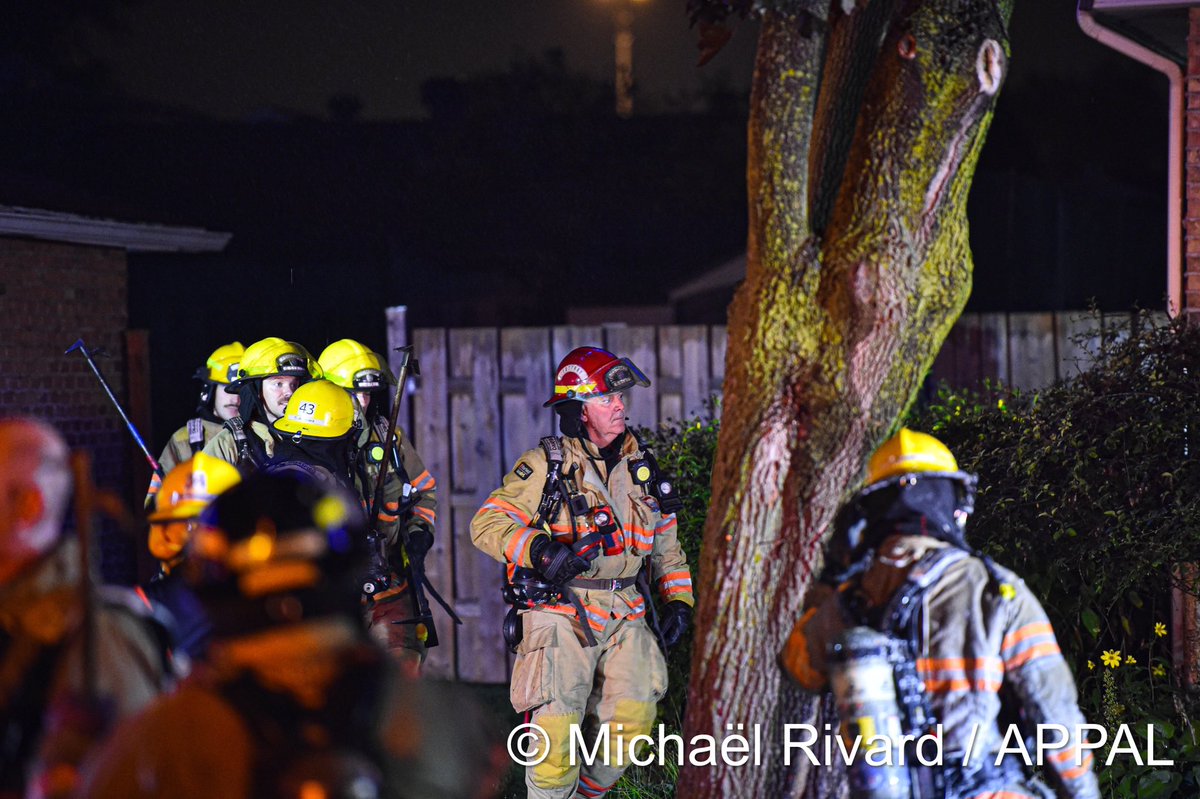 Michael_Rivard_'s tweet photo. Un incendie de bâtiment s’est déclaré sur la rue de Chamonix, à Saint-Hubert. Le feu aurait débuté à l’arrière du bâtiment, à partir d’un barbecue, avant de se propager rapidement. Un pompier a été transporté pour des blessures. @POMPIERSAPPAL https://t.co/8XllEtGQok