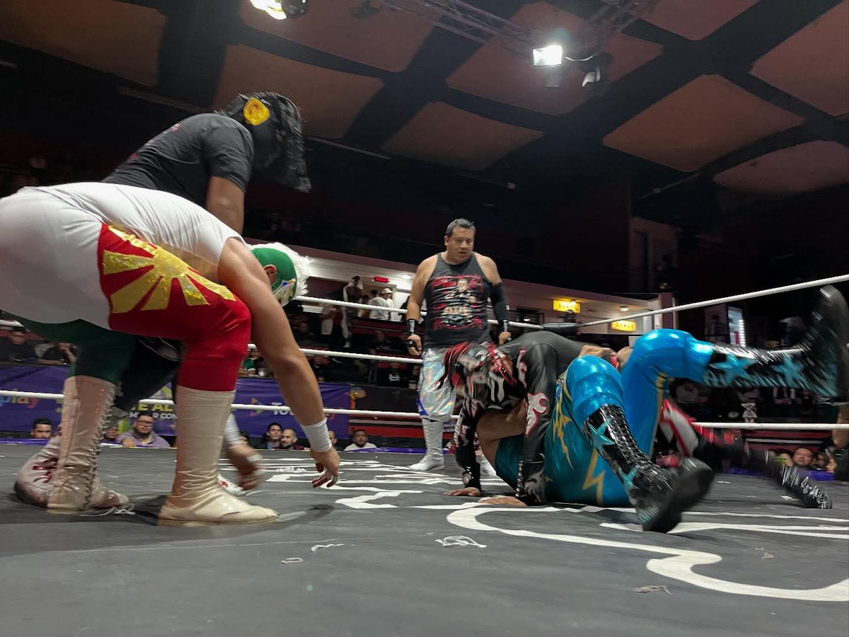 LaTijeraLucha's tweet photo. Con energía y astucia es como término la primera batalla de #VaPorMiMexico en la #ArenaNaucalpan entre #IWRG y #LuchaLibreBOOM, #AngelKid, #Titanium, #LeonRojoJr y #BlueStar derrotan en un gran encuentro a #SuperPorro, #Argus, #Carnicero y #ÚltimoElemento, lucha de ida y vuelta https://t.co/0B5GS3h25r