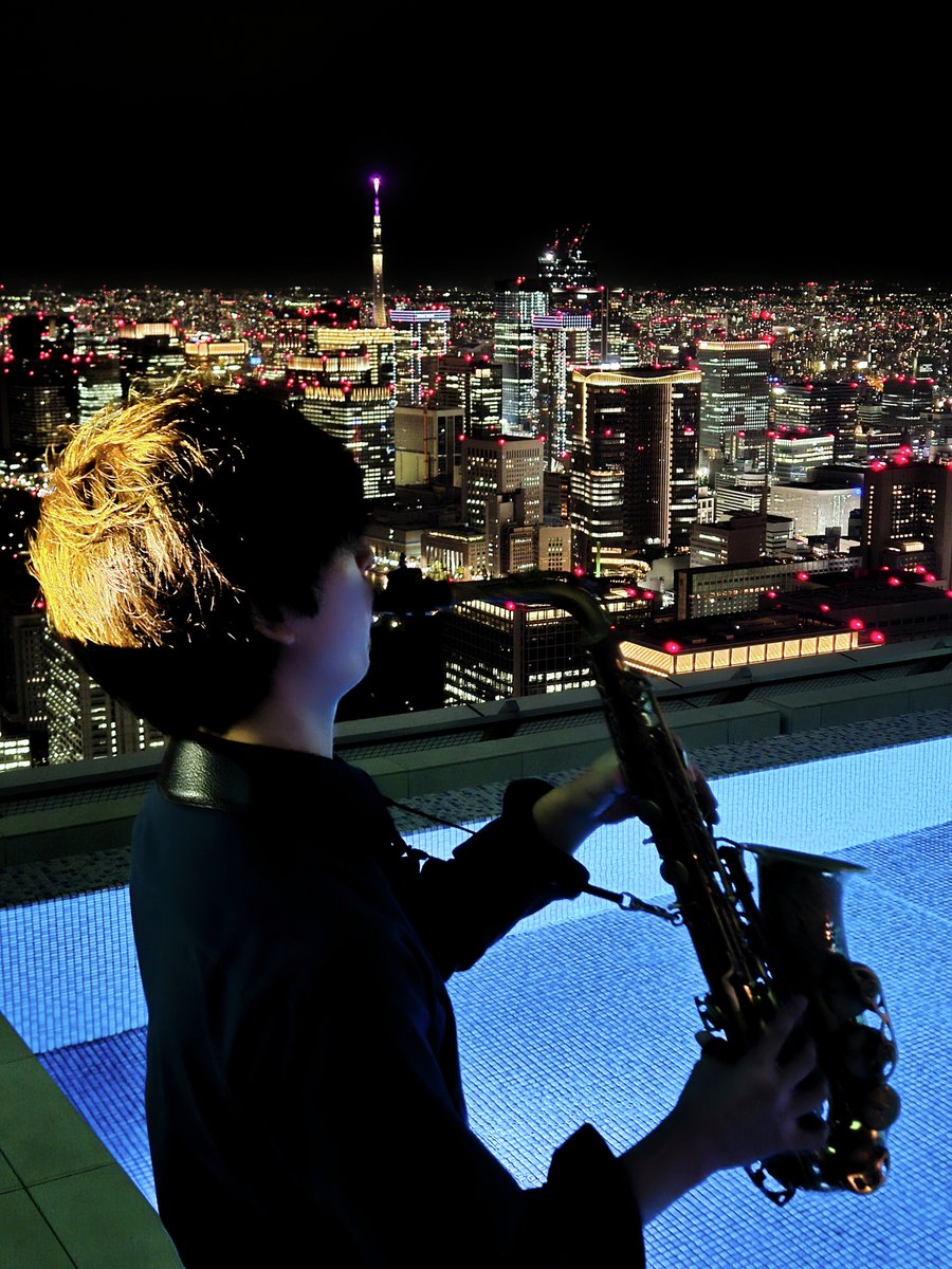 tokyonode's tweet photo. 🎷 Cyber Jazz｜地上250mの夜をジャック

屋上庭園「TOKYO NODE SKY GARDEN & POOL」で、Cyber Jazzが開幕。
インフィニティプール越しに広がる東京の絶景を背景に、Jazzの生演奏とVJによる空間演出が夜を彩ります。

観客は演者と同じ地面に立ち、この非日常の空間を共に創り上げる仲間となります。
ここから始まる、新しい都市音楽体験。

✨49Fの夜景をバックに生演奏を味わえる、唯一無二のライブ。

˗ˏˋ Cyber Jazzの愉しみ方 ˎˊ˗
①夜景を眺めながらJazzを愉しむ
②VJによるプロジェクションマッピングとJazzのコラボを愉しむ
③スマホとVJのPCを接続し、自身が撮影した映像でリアルタイムに空間演出に参加する
※③は特別体験枠チケット購入者のみ

チケットはこちら
※ご来場予定の方は、お早めのご購入をおすすめします。
https://t.co/IwoQEWW0PO　

Cyber Jazz
https://t.co/FxkqBAkFDs 

日時　：2025年10月22日(水) 
　　　　1st set        17:00 OPEN / 18:00 START
　　　　2nd set        19:45 OPEN / 20:30 START
会場　：TOKYO NODE 49F SKY GARDEN & POOL
料金　：1st set および 2nd set、それぞれについて
　　　　一般観覧枠　6,000円（公演の観覧のみのチケット）
　　　　特別体験枠　10,000円（15枚限定／空間演出への参加、終演後の演者との交流、ドリンク代1杯分を含むチケット）

出演
中山拓海（sax）草田一駿（keyboard）塚田陽太（drums）JACKSON kaki（VJ）Metalium llc.（system）清水惇一（opening）

#CyberJazz #TOKYONODE #虎ノ門ヒルズ #都市音楽体験 #Jazz #VJ #ライブイベント #夜景ライブ #生演奏