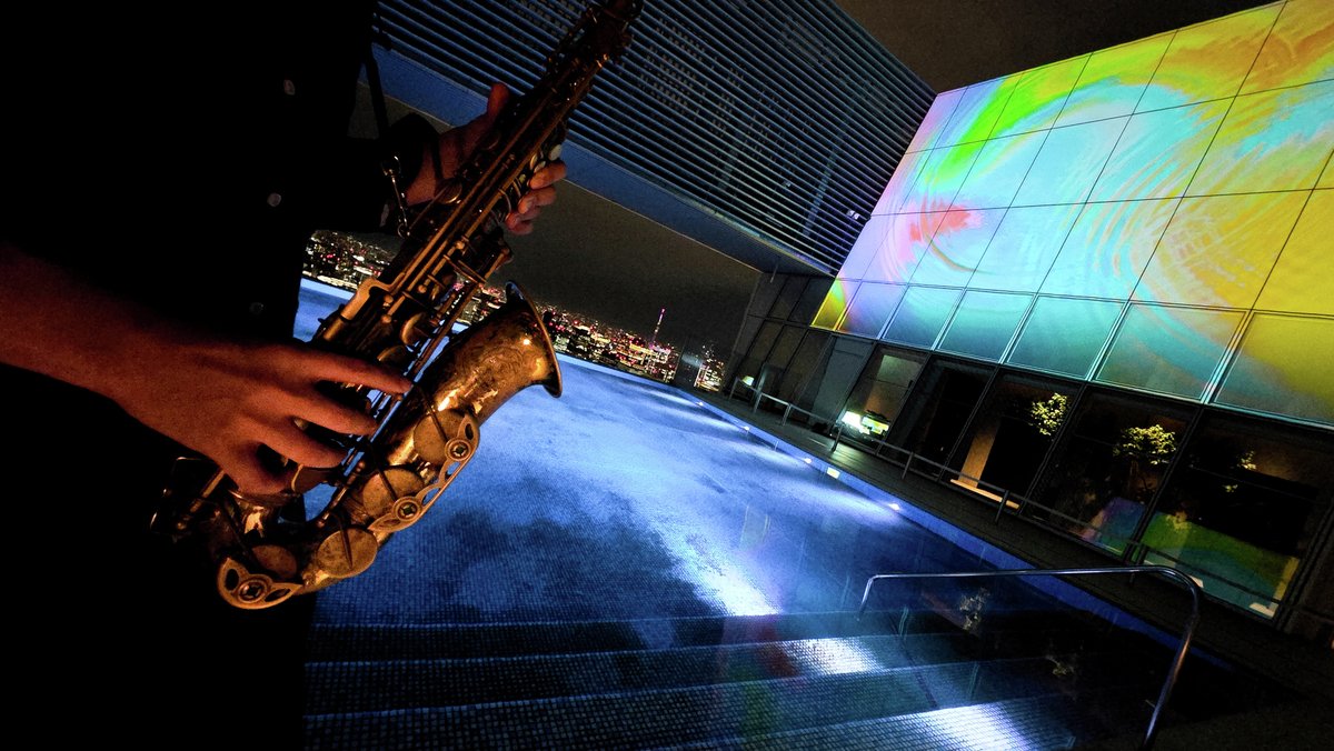 tokyonode's tweet photo. 🎷 Cyber Jazz｜地上250mの夜をジャック

屋上庭園「TOKYO NODE SKY GARDEN & POOL」で、Cyber Jazzが開幕。
インフィニティプール越しに広がる東京の絶景を背景に、Jazzの生演奏とVJによる空間演出が夜を彩ります。

観客は演者と同じ地面に立ち、この非日常の空間を共に創り上げる仲間となります。
ここから始まる、新しい都市音楽体験。

✨49Fの夜景をバックに生演奏を味わえる、唯一無二のライブ。

˗ˏˋ Cyber Jazzの愉しみ方 ˎˊ˗
①夜景を眺めながらJazzを愉しむ
②VJによるプロジェクションマッピングとJazzのコラボを愉しむ
③スマホとVJのPCを接続し、自身が撮影した映像でリアルタイムに空間演出に参加する
※③は特別体験枠チケット購入者のみ

チケットはこちら
※ご来場予定の方は、お早めのご購入をおすすめします。
https://t.co/IwoQEWW0PO　

Cyber Jazz
https://t.co/FxkqBAkFDs 

日時　：2025年10月22日(水) 
　　　　1st set        17:00 OPEN / 18:00 START
　　　　2nd set        19:45 OPEN / 20:30 START
会場　：TOKYO NODE 49F SKY GARDEN & POOL
料金　：1st set および 2nd set、それぞれについて
　　　　一般観覧枠　6,000円（公演の観覧のみのチケット）
　　　　特別体験枠　10,000円（15枚限定／空間演出への参加、終演後の演者との交流、ドリンク代1杯分を含むチケット）

出演
中山拓海（sax）草田一駿（keyboard）塚田陽太（drums）JACKSON kaki（VJ）Metalium llc.（system）清水惇一（opening）

#CyberJazz #TOKYONODE #虎ノ門ヒルズ #都市音楽体験 #Jazz #VJ #ライブイベント #夜景ライブ #生演奏