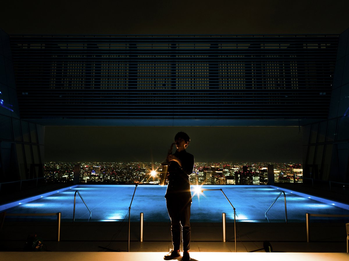 tokyonode's tweet photo. 🎷 Cyber Jazz｜地上250mの夜をジャック

屋上庭園「TOKYO NODE SKY GARDEN & POOL」で、Cyber Jazzが開幕。
インフィニティプール越しに広がる東京の絶景を背景に、Jazzの生演奏とVJによる空間演出が夜を彩ります。

観客は演者と同じ地面に立ち、この非日常の空間を共に創り上げる仲間となります。
ここから始まる、新しい都市音楽体験。

✨49Fの夜景をバックに生演奏を味わえる、唯一無二のライブ。

˗ˏˋ Cyber Jazzの愉しみ方 ˎˊ˗
①夜景を眺めながらJazzを愉しむ
②VJによるプロジェクションマッピングとJazzのコラボを愉しむ
③スマホとVJのPCを接続し、自身が撮影した映像でリアルタイムに空間演出に参加する
※③は特別体験枠チケット購入者のみ

チケットはこちら
※ご来場予定の方は、お早めのご購入をおすすめします。
https://t.co/IwoQEWW0PO　

Cyber Jazz
https://t.co/FxkqBAkFDs 

日時　：2025年10月22日(水) 
　　　　1st set        17:00 OPEN / 18:00 START
　　　　2nd set        19:45 OPEN / 20:30 START
会場　：TOKYO NODE 49F SKY GARDEN & POOL
料金　：1st set および 2nd set、それぞれについて
　　　　一般観覧枠　6,000円（公演の観覧のみのチケット）
　　　　特別体験枠　10,000円（15枚限定／空間演出への参加、終演後の演者との交流、ドリンク代1杯分を含むチケット）

出演
中山拓海（sax）草田一駿（keyboard）塚田陽太（drums）JACKSON kaki（VJ）Metalium llc.（system）清水惇一（opening）

#CyberJazz #TOKYONODE #虎ノ門ヒルズ #都市音楽体験 #Jazz #VJ #ライブイベント #夜景ライブ #生演奏