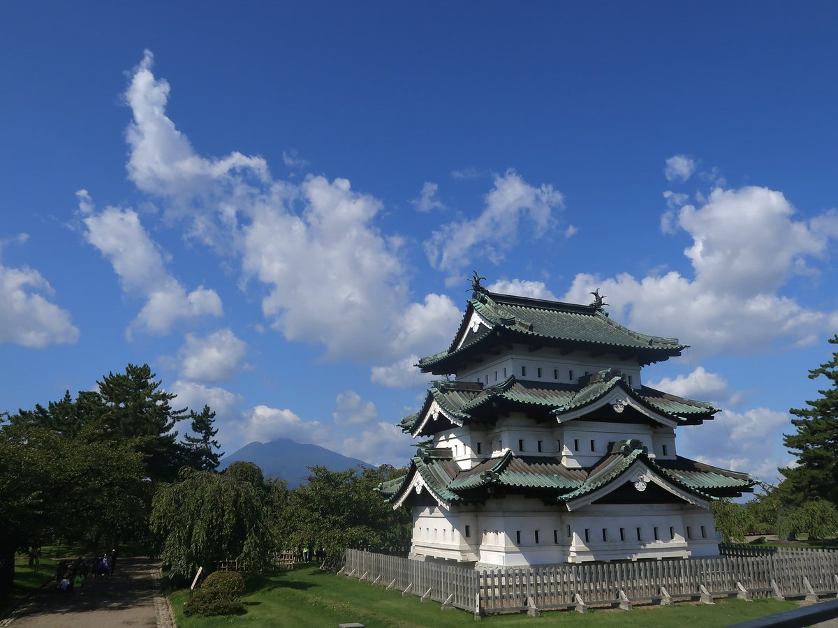 美しき弘前城！
空いた時間で観光地視察！
(視察って言えば仕事っぽく聞こえるハズ)
城は漢のロマンだ…！