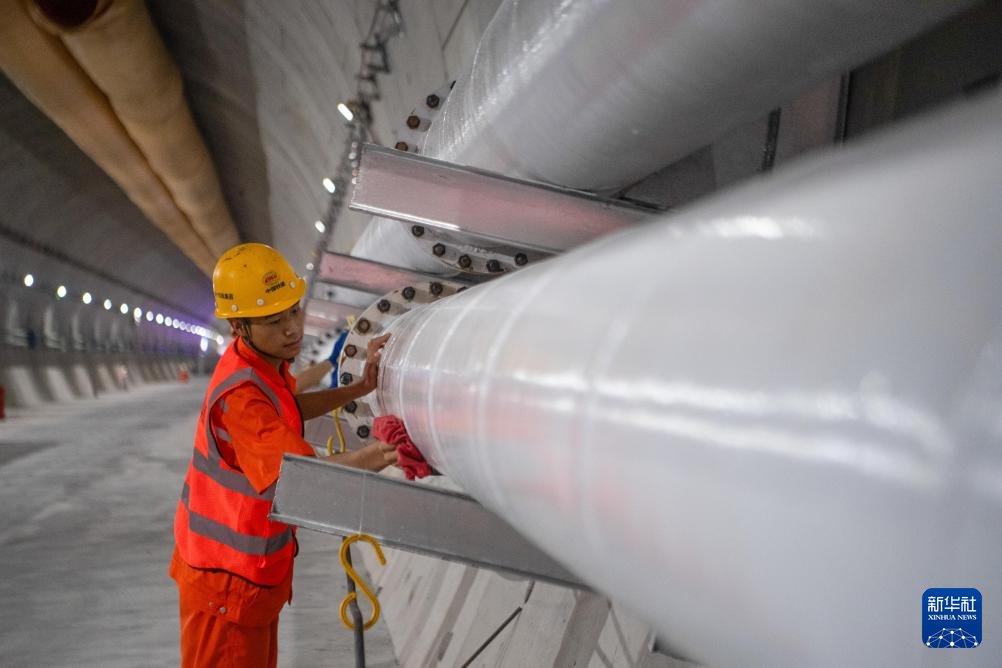 The 3,845-meter-long shield section of the first high-speed railway tunnel in the upper reaches of the Yangtze River was drilled through on Thursday in southwest China's Chongqing. The single-hole, double-track tunnel, with a total length of 11,942 meters, is a key project on the