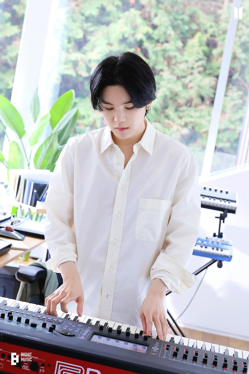 SUGAprojJPN39's tweet photo. 定期🫧🧹Search Clear
下記キーワードに素敵なコメントとユンギさんの写真を添えて､RT､返信をお願いします🫶🫧

suga artist
suga piano
suga producer
yoongi guitar 
yoongi creative 
yoongi legendary
agust d king
agust d best rapper
agust d million seller 
agust d record setter 
agust d paved the way
agust d dear my friend

#SUGA #슈가 #シュガ #AgustD 
#BTSSUGA #방탄소년단슈가
