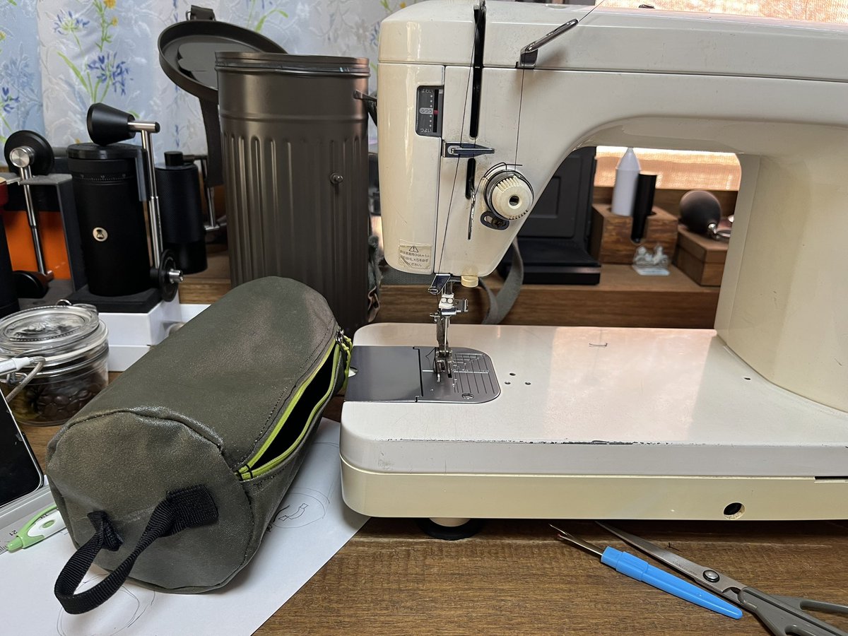 MegaenQ's tweet photo. フロントキャリアのインナーを使い易くする工夫やってみた。本来付いてるはずのゴムパッキングが無かったのでタイヤチューブで。開口部分にEVERNEWのTi Storage pot 560 ECA613がピッタリハマった👌ので、その下部スペースに幌生地を使ってケース製作。
#ガスマスクケース #M38 #ハンターカブ #防水 https://t.co/s3NfewjqQw