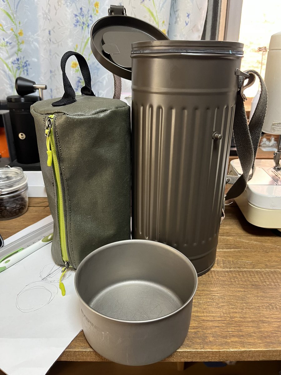 MegaenQ's tweet photo. フロントキャリアのインナーを使い易くする工夫やってみた。本来付いてるはずのゴムパッキングが無かったのでタイヤチューブで。開口部分にEVERNEWのTi Storage pot 560 ECA613がピッタリハマった👌ので、その下部スペースに幌生地を使ってケース製作。
#ガスマスクケース #M38 #ハンターカブ #防水 https://t.co/s3NfewjqQw