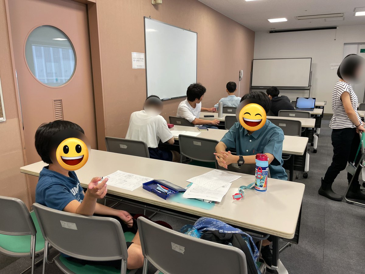 asunochi's tweet photo. 先日は横浜教室を開きました！
一対一のボードゲームをみんなで覗きこみ、「あーっ！」「そこそこ！」と盛り上がっていたのが印象的です。
中学生の生徒が増え、進路や将来の話題も上がるようになりました。これから先のことも一緒に考え、準備していけたら嬉しいです☺️ https://t.co/mKfwVcZtAj