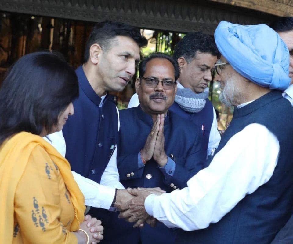 भारत के पूर्व प्रधानमंत्री एवं महान अर्थशास्त्री डॉ. मनमोहन सिंह जी की जयंती पर शत्-शत् नमन। 

उनकी दूरदर्शी सोच, आर्थिक सुधारों और उदारीकरण की नीतियों ने देश को एक नई दिशा दी। डॉ. साहब की सादगी और विद्वत्ता हम सभी के लिए सदैव प्रेरणादायक रहेगीI