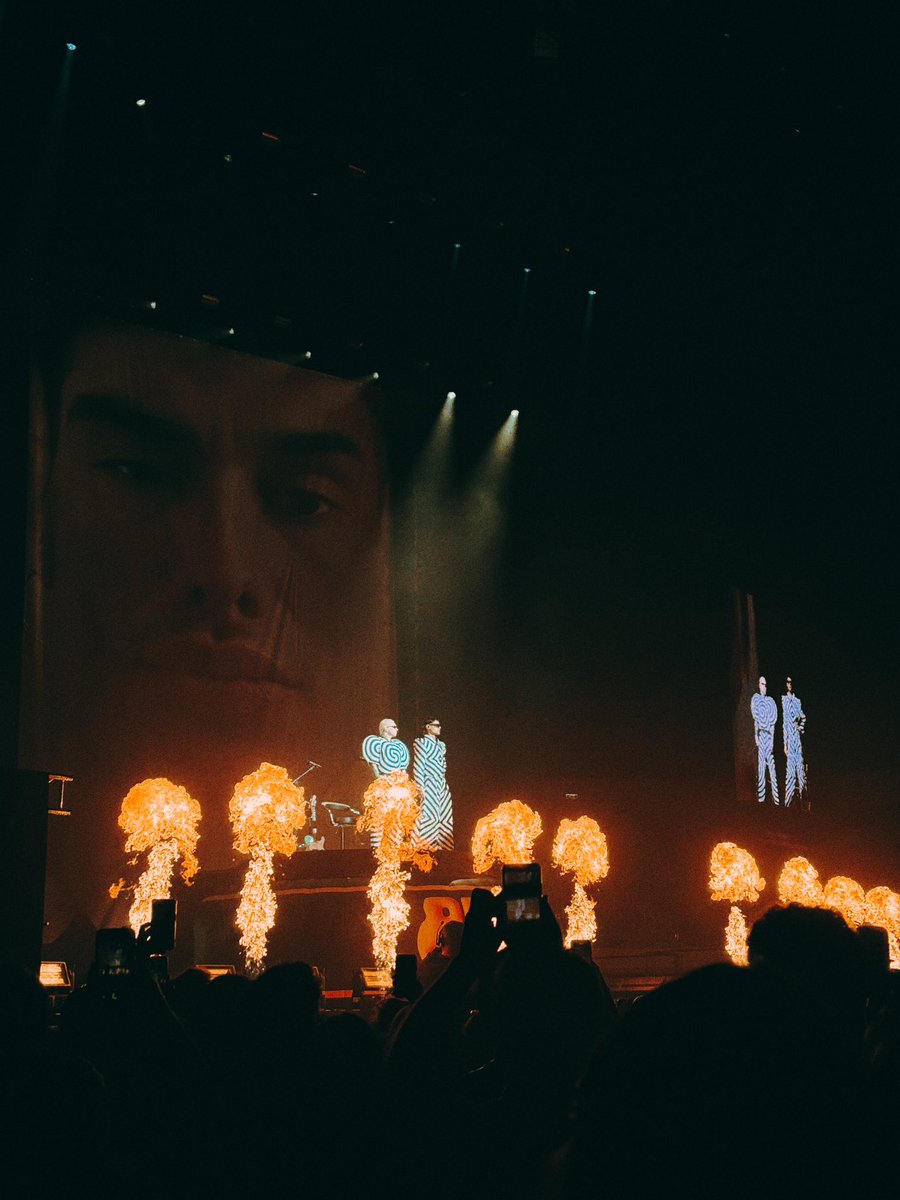 faduii's tweet photo. Los quiero mucho Catriel y Paco 🖤 Aunque faltaron por lo menos 20 minutos de concierto estuvo tremendo. https://t.co/BjvX4FLhhG
