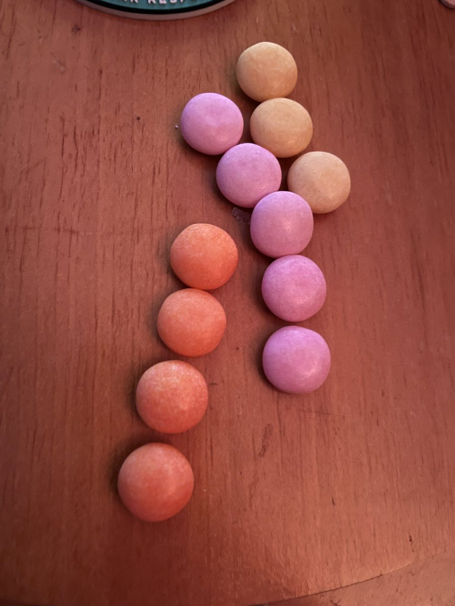 Lawry29's tweet photo. Since when did #mentos stop mixing their flavors? Literally had 5 yellow in a row, 5 pink then 4 oranges! I need some variety! 🤔🤨 https://t.co/7ToOSsGCR0
