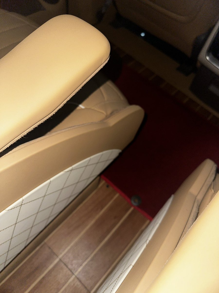 itachee_x's tweet photo. Have you ever seen a car with hardwood floors?
#OnlyInKorea https://t.co/S2NQ2PVl04