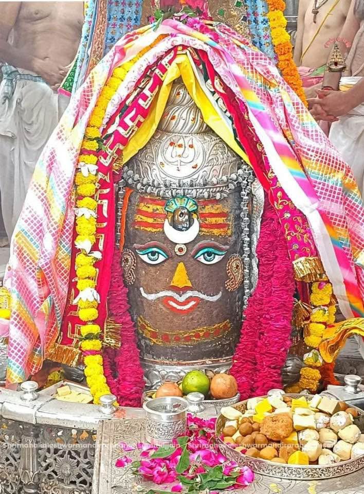 ॐजय श्री बाबा महाकाल जीं,ॐ नमःपार्वती पतये,हर हर महादेव,ऊँ नम: शिवाय:आपका दिन शुभ, मंगलमय व कल्याणकारी हो 
श्री महाकालेश्वर ज्योतिर्लिंग उज्जैन में भस्म आरती श्रृंगार दर्शन,26सितम्बर 2025, शुक्रवार, आश्विन मास, शुक्ल पक्ष 04( चतुर्थी तिथि) उद्यात् तिथि चतुर्थी, प्रात:9.30 उपरांत