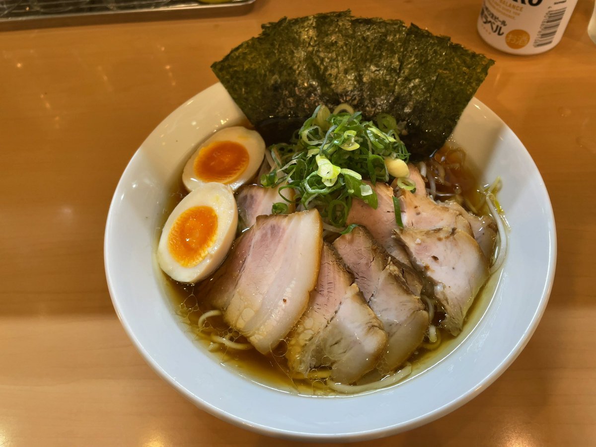 本八幡 魂麺で特製 魂の中華そばを頂く。今日は従来の麺との組み合わせ。ややすっきりとして脂の甘みを強く感じる。麺が変わって印象がどう変わるかは明日以降のお楽しみ。 #魂麺 #本八幡