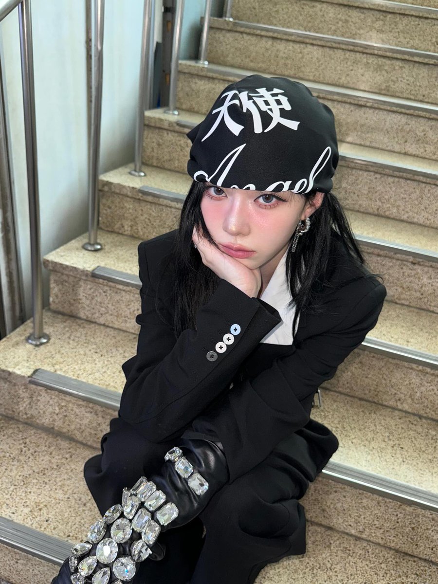 ❥  ..  Silently strike a pose at various different spots and realized that I always looking good with every pose that I did.  𐙚  The beauty is all mine!