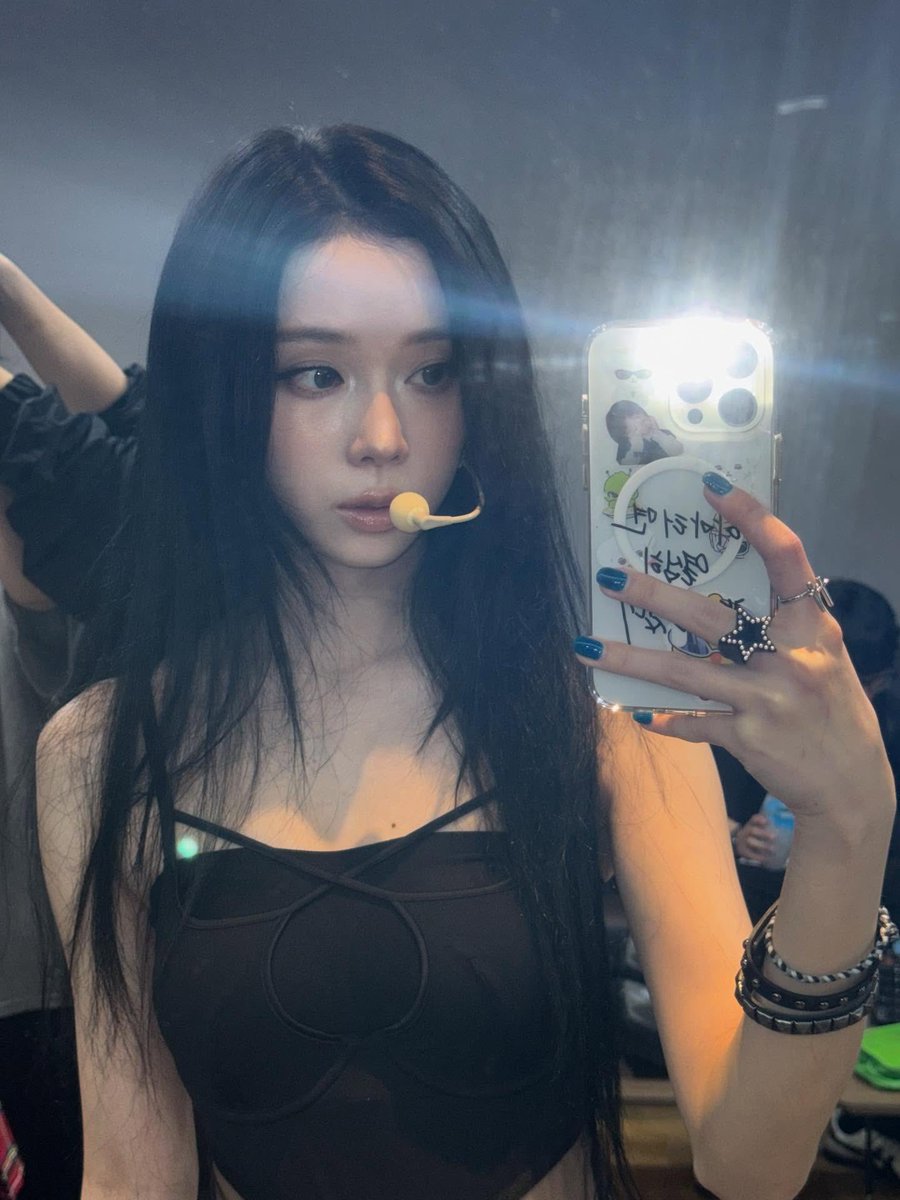 Well I can guarantee that I can be pretty on both natural lighting and mirror reflection. Dimmed colors on my outfit and hair just tied the perfection upon my face features.