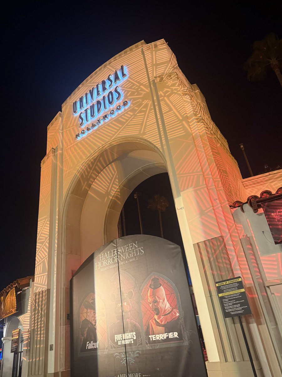 theAWESOMEphiL's tweet image. Universal horror night