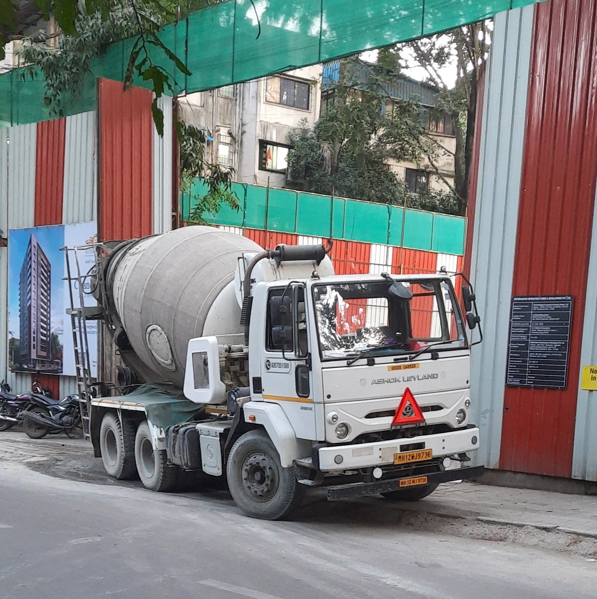 w_karve's tweet image. #Pune #SmartCity
#Redevelopment
A familiar sight due to  redevelopment construction everywhere - footpaths blocked, roads obstructed, noise and air pollution.
The Pune I once knew no longer exists.
It has transformed from salubrious pensioners paradise to chaotic concrete jungle.