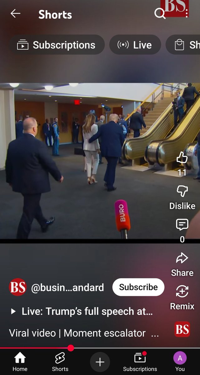 dave_janak's tweet image. પ્રેસીડેન્ટ ટ્રમ્પ જ્યારે ફર્સ્ટ લેડી સાથે UN બિલ્ડિંગમાં જઈ રહ્યા હતા ત્યારે #Escalator બંધ થઈ ગયું હતું જે મામલે તપાસ થતાં ખબર પડી કે ટ્રમ્પના કેમેરામેનના કારણે એ બંધ થઈ ગયું હતું.

ટ્રમ્પ જ્યારે એસ્કેલેટર તરફ આગળ વધ્યા એ પહેલા તેમનો કેમેરામેન તસવીરો લેવા ઊંધો જઈ રહ્યો હતો.…