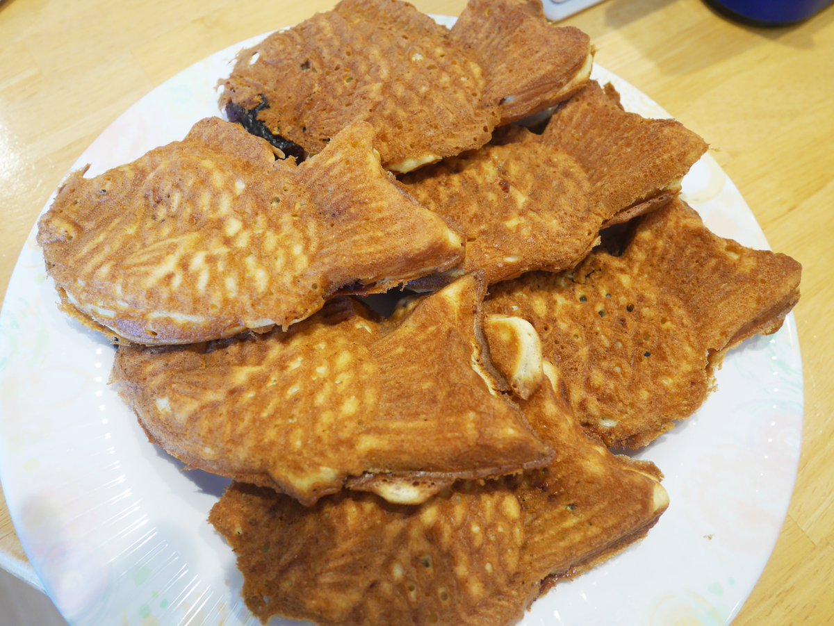 ふたみ苑カシオペア・オリオンユニットで、たい焼きを焼いて提供しました。
生地を混ぜる工程を入居者様にも手伝っていただき、和気あいあいと作業することが出来ました。
「焼き立てのたい焼き嬉しいわ」「また焼いてな」と大変喜んでいただけました。