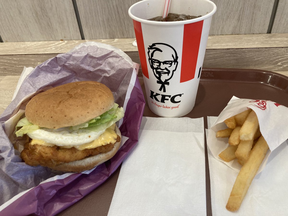 tsuki75percent's tweet photo. ケンタッキーの
とろ～り月見チーズフィレバーガー

もう片方の
とろ～り月見和風カツバーガータマゴたっぷりタルタル
と悩みに悩んでこちら https://t.co/H62IfabPsn