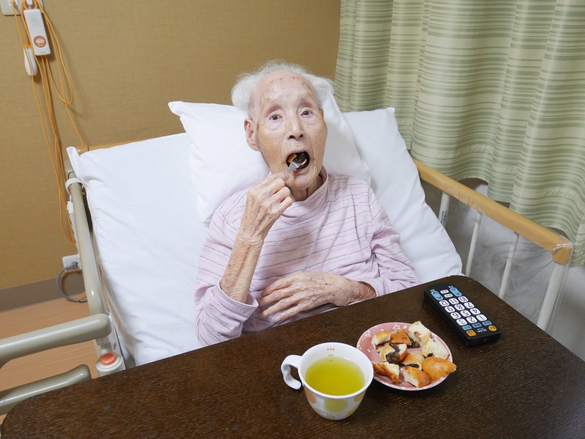 ふたみ苑にて9月は栗あんぱん作りをしました。
生地の中に入れるこしあんに栗を混ぜ、見た目、味ともに、秋らしい栗のあんぱんが出来あがりました。
温かいうちに入居者様へ提供しました。
入居者様からも、職員からも、好評でした。
来月も栗あんぱん作りを行う予定です。