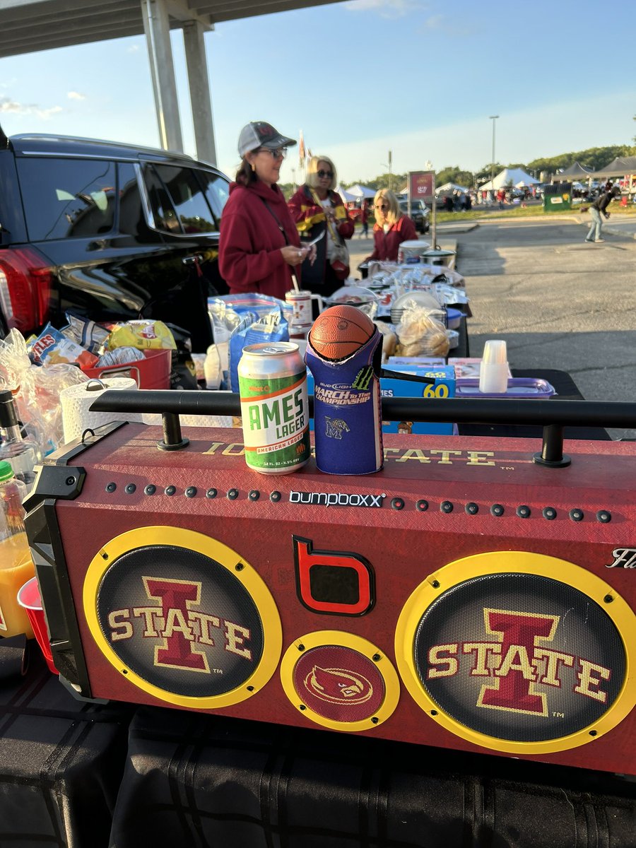 StevenStahly's tweet photo. Throw back to the last #CyclONEnation tailgate against that TOE @westobeer https://t.co/FD87dZKh6I