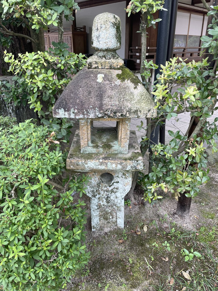 神苑に息づく石燈籠の姿】 日本庭園には数多くの石造物があり、その