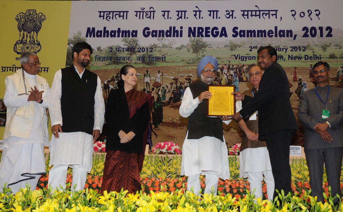 पूर्व प्रधानमंत्री डॉ मनमोहन सिंह जी के सानिध्य में जो सीखने को मिला वो अविस्मरणीय है, आज उनके जन्मदिन याद पर आता है कि जब भी उनसे मिलता था  तो बहुत ही आत्मीयता से झाँसी - ललितपुर के बारे में जानकारी लेते थे ।हम उन्हें श्रद्धांजलि अर्पित करते है ।