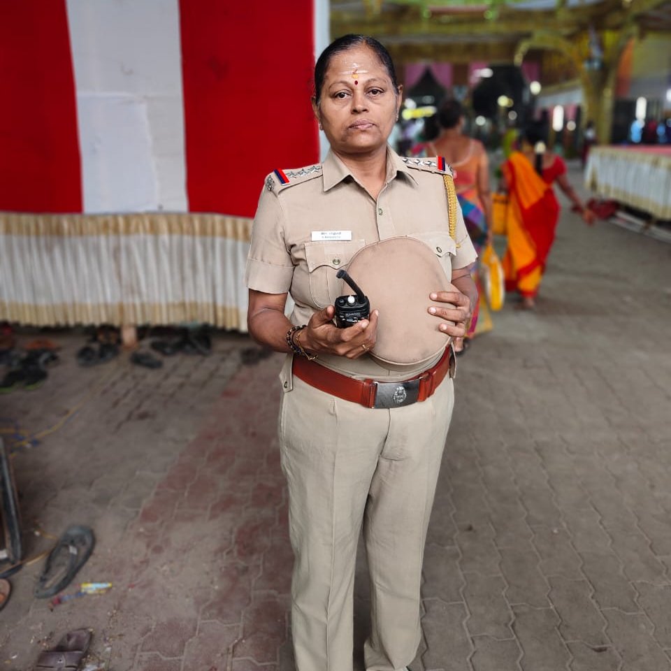sunnewstamil's tweet photo. #BREAKING | கோவை சிங்காநல்லூர் அருகே ஈச்சர் லாரி மோதி இருசக்கர வாகனத்தில் சென்ற பெண் காவல் ஆய்வாளர் பானுமதி (52) பலி!

காமராஜர் சாலையில் அதிகாலை 5 மணியளவில் அரிசி மூட்டை ஏற்றி வந்த ஈச்சர் லாரி மோதி படுகாயம் அடைந்த பானுமதி, மருத்துவமனைக்கு அழைத்துச் செல்லப்பட்டு தீவிர சிகிச்சை பிரிவில் அனுமதிக்கப்பட்ட நிலையில், சிகிச்சை பலனின்றி உயிரிழப்பு.

#SunNews | #Kovai | #Inpector