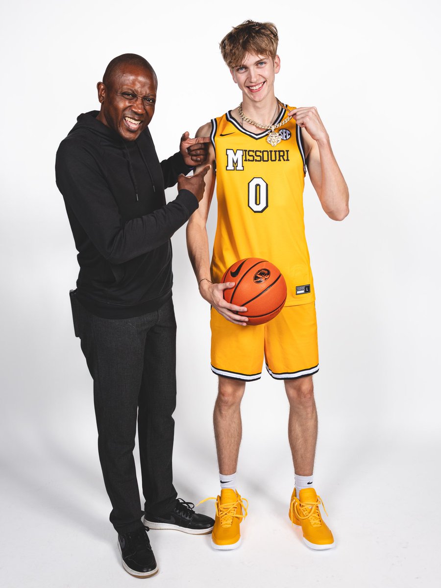 AidanChronist1's tweet image. Grateful to @coachdgates, @kylesmithpeters, @CoachDnutt & the rest of the @MizzouHoops staff for a great OV weekend in CoMo! @Mizzou @MizzouAthletics
#COMMITTED M-I-Z!