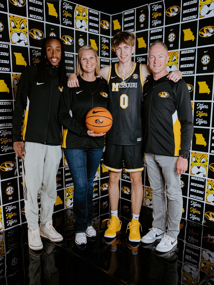AidanChronist1's tweet image. Grateful to @coachdgates, @kylesmithpeters, @CoachDnutt & the rest of the @MizzouHoops staff for a great OV weekend in CoMo! @Mizzou @MizzouAthletics
#COMMITTED M-I-Z!