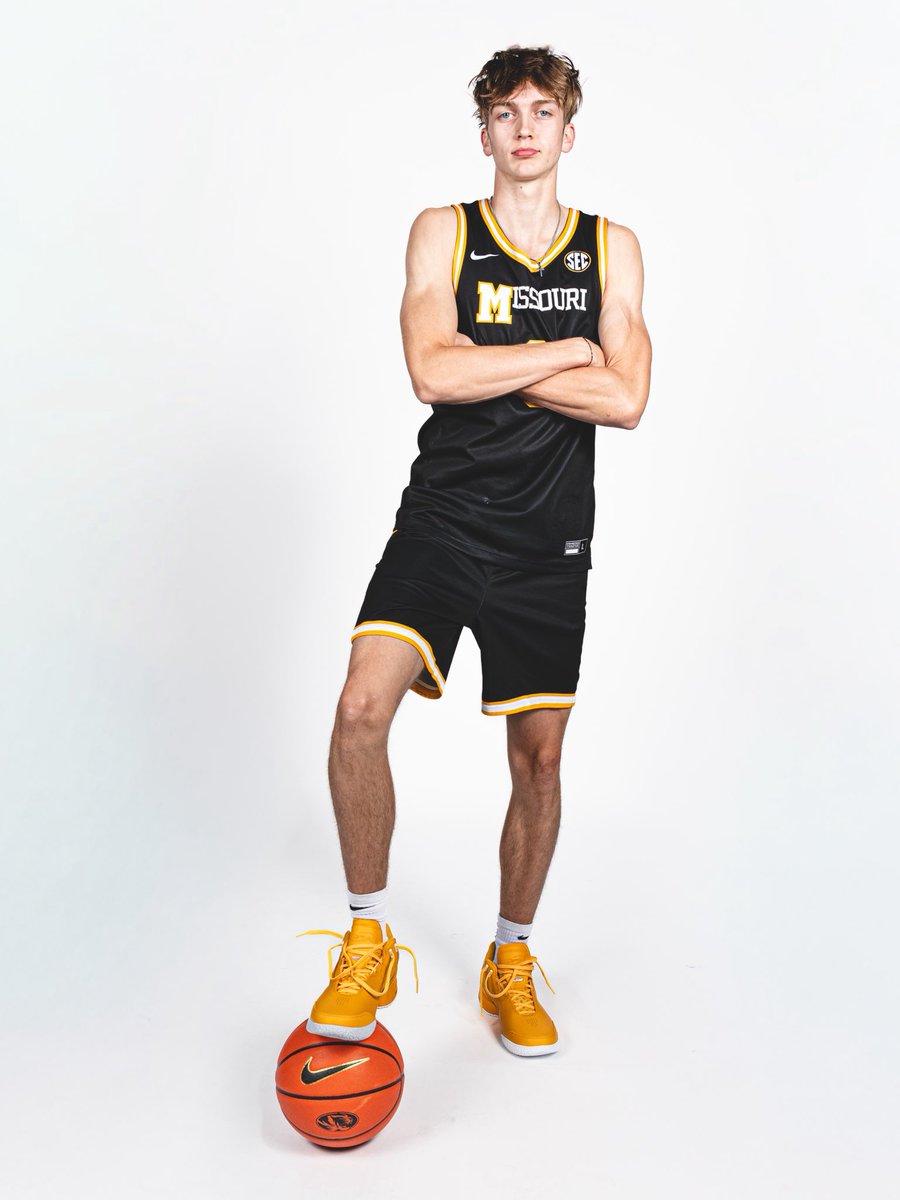 AidanChronist1's tweet image. Grateful to @coachdgates, @kylesmithpeters, @CoachDnutt & the rest of the @MizzouHoops staff for a great OV weekend in CoMo! @Mizzou @MizzouAthletics
#COMMITTED M-I-Z!