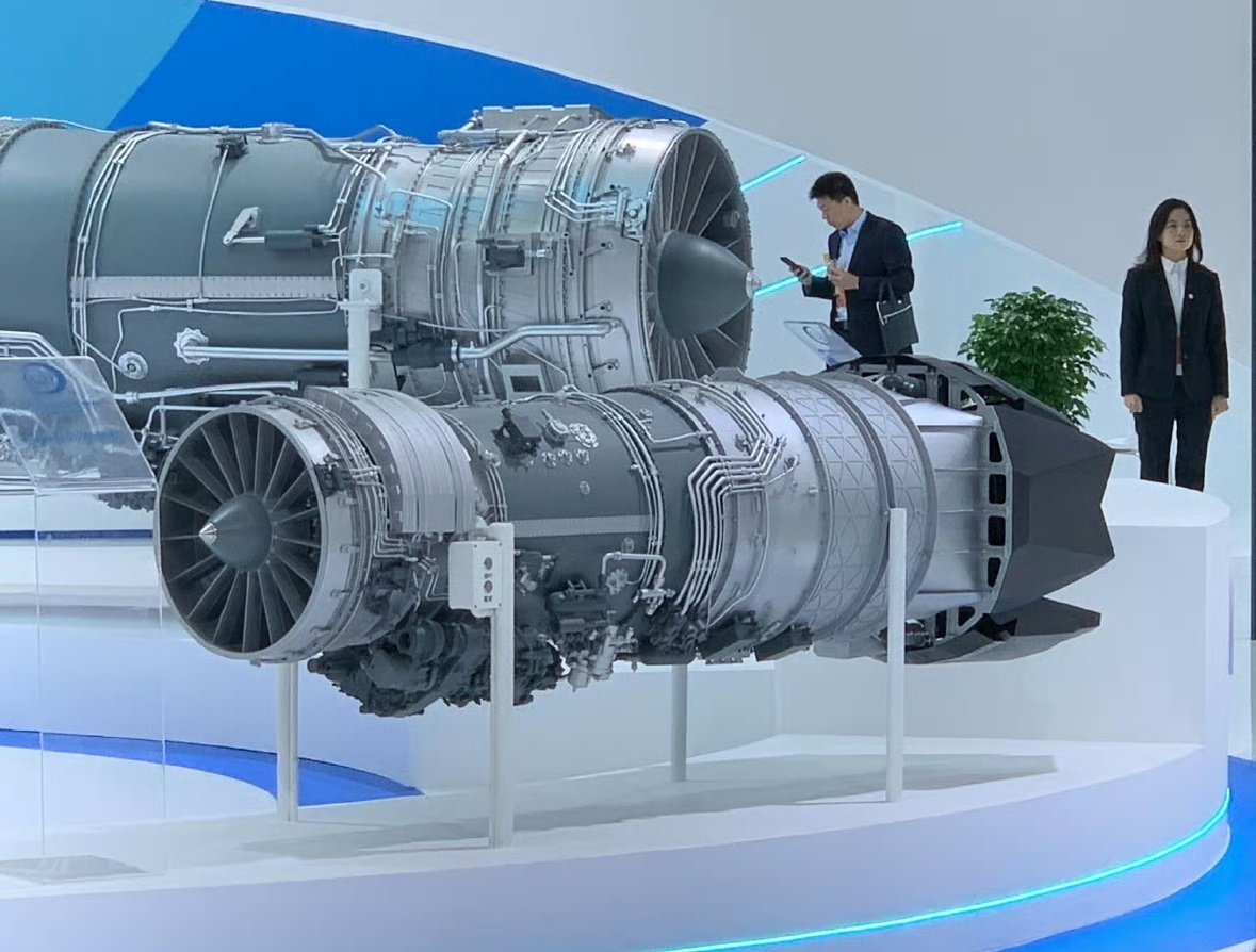 𝔗𝔥𝔢 𝕯𝔢𝔞𝔡 𝕯𝔦𝔰𝔱𝔯𝔦𝔠𝔱△ 🇬🇪🇺🇦🇺🇲🇬🇷 (@thedeaddistrict) on Twitter photo "Everyone has seen the J-XDS (aka Chinese 6th-gen fighter).
This engine, which was pictured at the Changchun exhibition, looks very similar. Pay attention to the 2D thrust-vectoring exhaust.
1/ "Everyone has seen the J-XDS (aka Chinese 6th-gen fighter).
This engine, which was pictured at the Changchun exhibition, looks very similar. Pay attention to the 2D thrust-vectoring exhaust.
1/