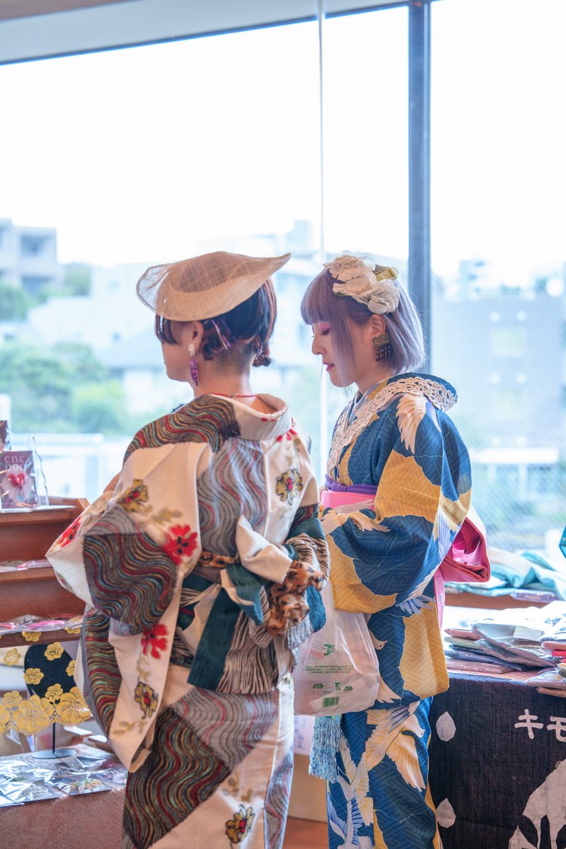 きものいろは作家さん大集合写真♡出店者全員がお着物ってなんだか新鮮〜(^o^)
2枚目はプレゼントじゃんけん大会勝者の方々と記念撮影🏆✨
接客中の写真はなかなかないから撮っていただき嬉しい✨byカメラマンゆきさん