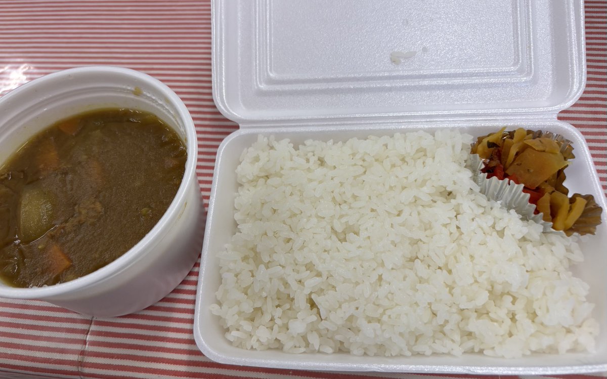 25日（木）の小野浜公園・炊き出しは雨天のため公園での食料品（お弁当）配布に切り替えて行われました。お弁当（ビーフカレー弁当）の調理と詰め合わせの担当はカトリック垂水教会のみなさん、90名の方の利用がありました。次回は27日（土）12時配食スタートの予定です（12時半まで）。