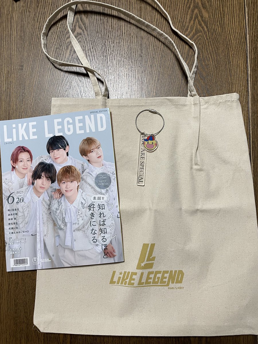 ライクレグッズ＆パンフレット
持ち手のデザインが凝っててかわいい✨届く頃には映画も終わってるしーで悩んだけどドラマ始まって毎日キュンキュンしてるよー。ドラマもライクレが実在するかのような始まりでワクワクでした。歌番組待ってます✨
#君がトクベツ