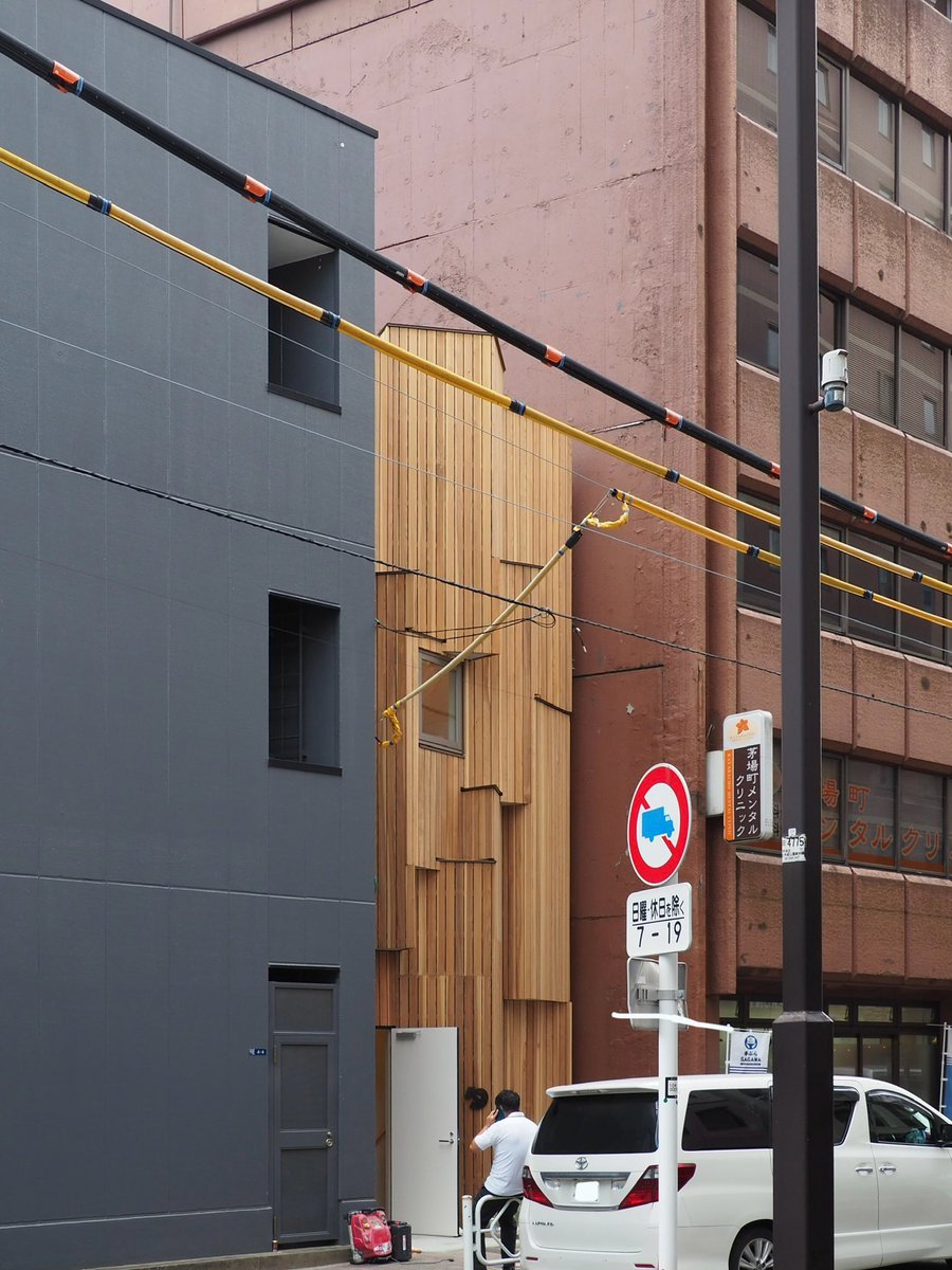 prewood(2025)/VUILD。先日近くに行ったので気になっていたVUILDの木造ビル(店舗)を外から拝見。狭小敷地に建つ移築可能な都市木造。ジグザグ形状の入り組んだ外壁により一見階数がわからずスケールが掴みづらいところが面白い。この形状が分解のシステムやモジュール化とどう関係しているのか気になる