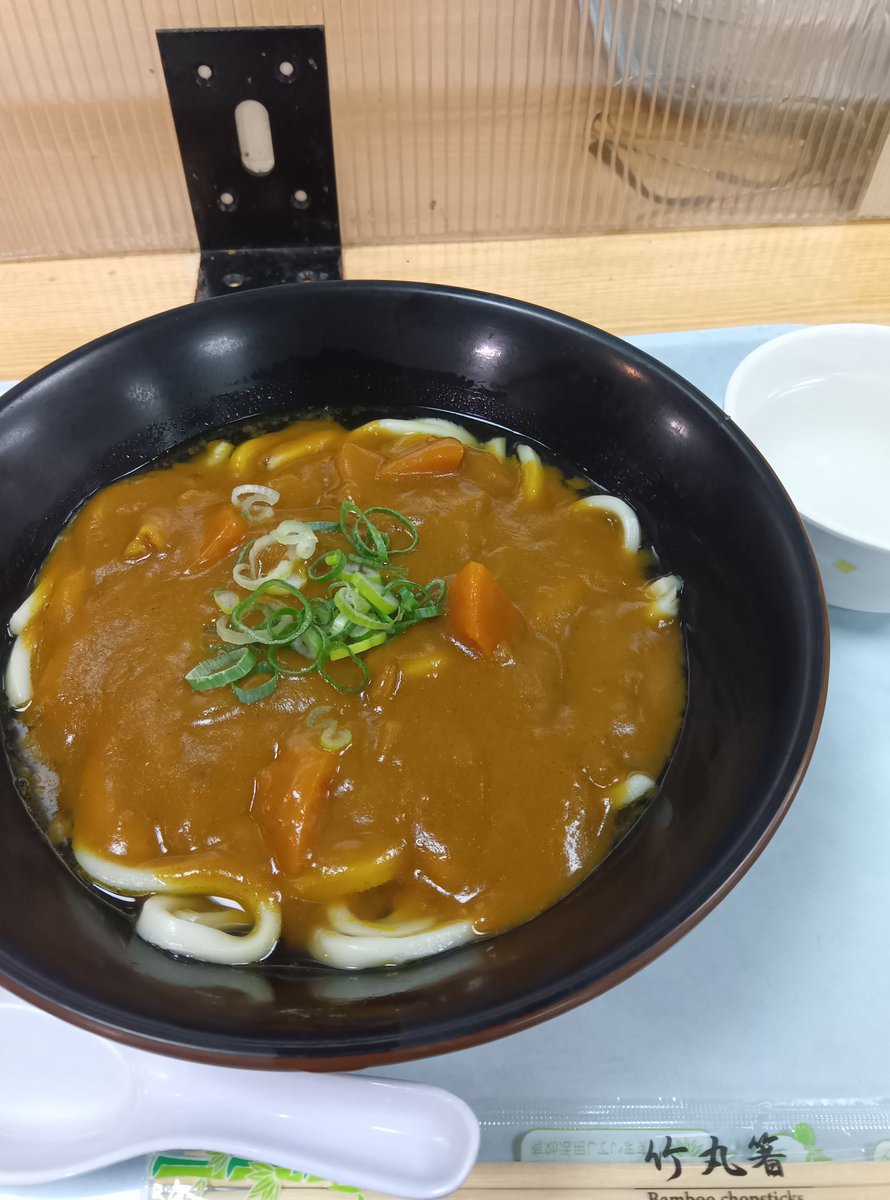 Mirroko's tweet photo. やっと涼しくなったね〜と思ってから蕁麻疹が出ては消え、手足謎にむくみどころかパンパンになって2日経過。指輪も抜けぬ。なにこれ。カレーうどんでデトックスや〜！ https://t.co/MZhFTRpfq8