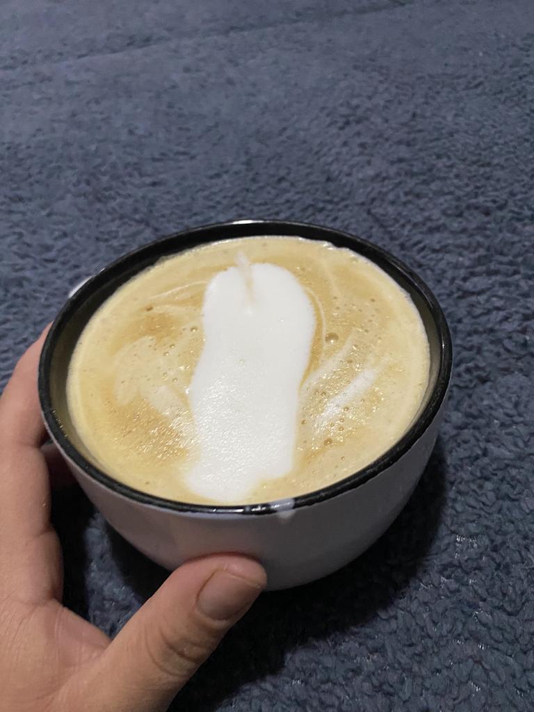 Cuando el <a href="/la_milf_y_yo/">LA MILF Y YO...</a> me invita un café hecho por el pero algo me quiere decir 🤭😅😅😅 pero está rico 🤤