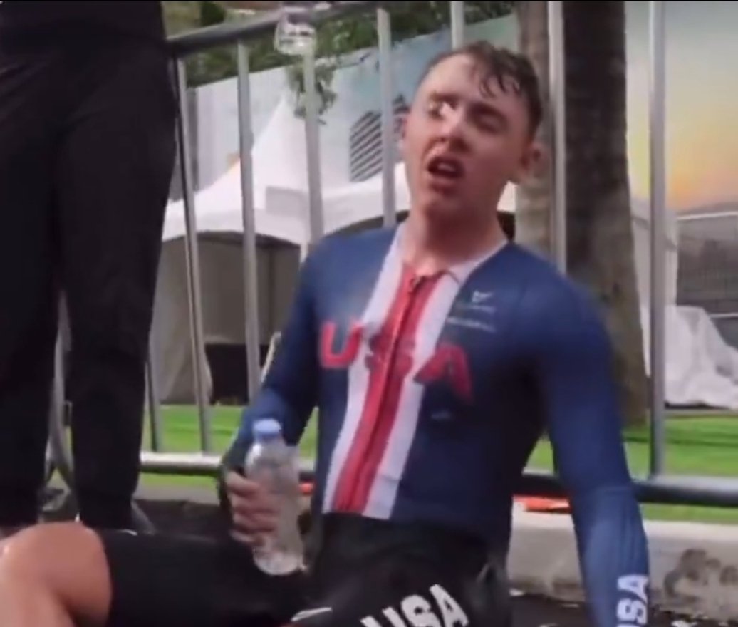 ¿Tanto cuesta tener algo mejor que vallas y asfalto para los que llegan reventados a meta?

 Una simple tumbona plegable daría más dignidad a los protagonistas del ciclismo.