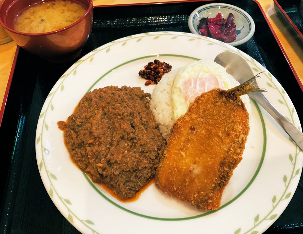 金曜日なのでカレーです
イワシ屋さんのイワシのキーマカレー、フライのせ✨
これ、挽肉じゃなくてイワシのすり身だからカレーもバッチリイワシ味
上端の辛味が本気で辛い！味変効果は抜群だ！
このところ残業キャンセル界隈仕草をしてしまったので暫くは真面目に牛のように進みます😅
#カレーはFRIDAY