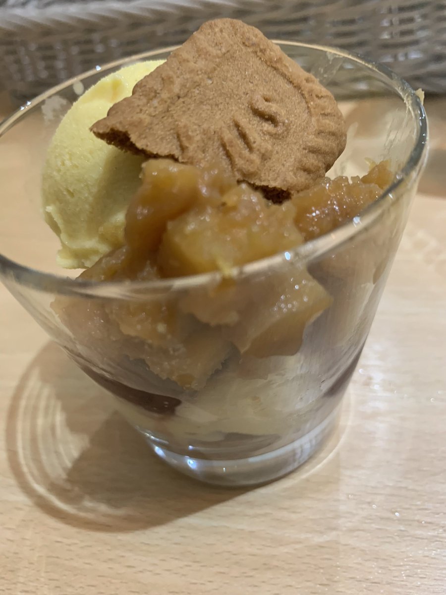これ美味しいですね　というと　私が作ったんじゃないから私が凄いわけじゃないんです　いや美味しいものは一生懸命探して納得できるものをお出ししたいとは思ってますけど全部を作っているわけじゃないです。と正直に応える近所に出来たイタリアンのシェフ。好感度大！肩肘張らず長く続けて下さい。