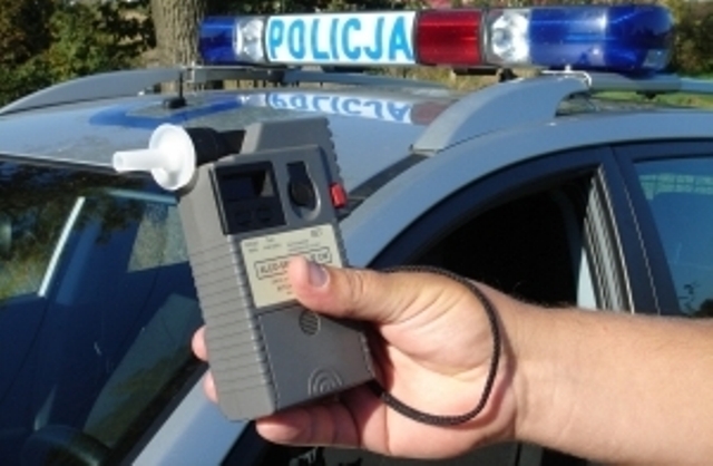 Legaartis's tweet image. Ukrainiec z ponad 2 promilami próbował PRZEKUPIĆ policjantów w Gołdapi! Zamiast mandatu - czeka go deportacja. Polscy funkcjonariusze nie dają się korumpować!

#Przekupstwo #PijanyKierowca #Deportacja #Policja #Sprawiedliwość