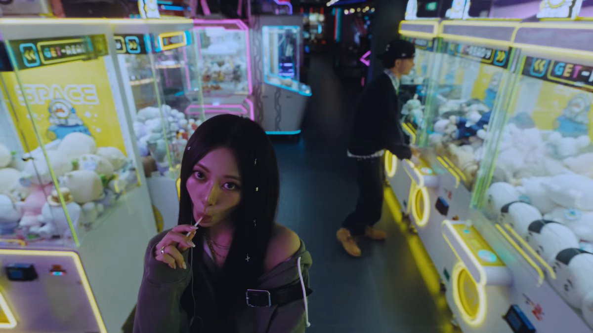 twicepic's tweet photo. CHOU TZUYU OH MY GOD https://t.co/8xnYqIw0uQ