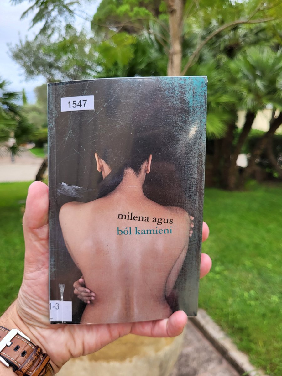 23. "Ból kamieni", Milena Agus.
#readlist2025pl
Głęboka zanurzona w Sardynii krótka opowieść o losach babci pisane z  perspektywy wnuczki. Głównie jest o miłości i pasji.
Napisane leciutko, z ogromnym polotem. A zakończenie paluszki lizać. 9/10