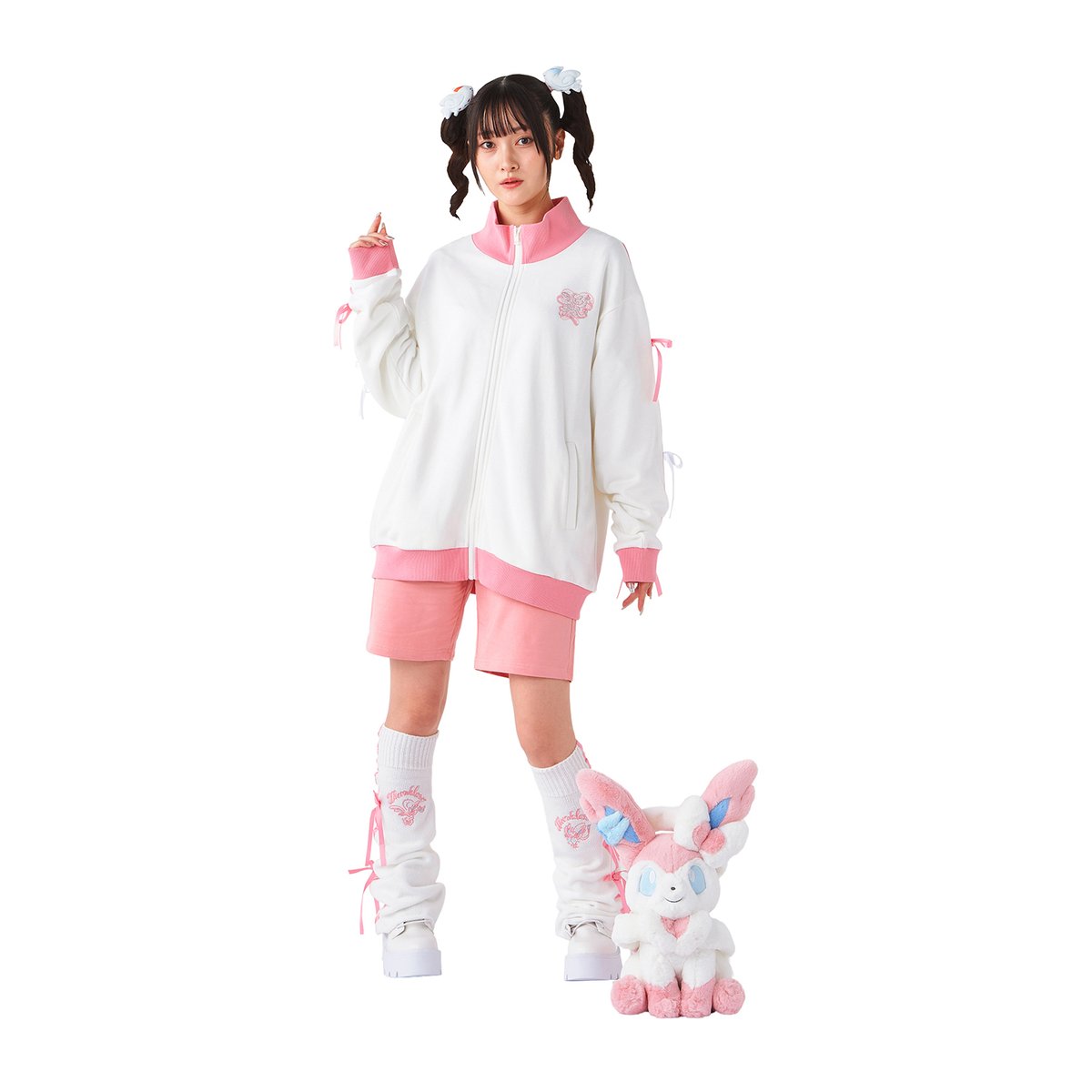 project_eevee's tweet image. #ポケモン の技をテーマにした秋冬アパレルが登場!
#ニンフィア のファッションでトータルコーデもできちゃう🎀
#ポケモンセンターオンライン では取り扱い中、
#ポケモンセンター では9/27(土)販売予定だよ🛍️
pokemoncenter-online.com/search/?srule=… #Sylveon