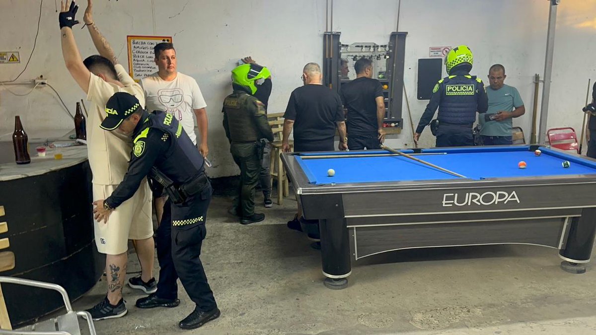 PoliciaCucuta's tweet photo. #Comuna9 | 🚨🚔Avanzamos con actividades preventivas en establecimientos abiertos al público, registros a personas, verificación de antecedentes y controles en la zona. 👊🏼🚫 https://t.co/q5s7CpCp33