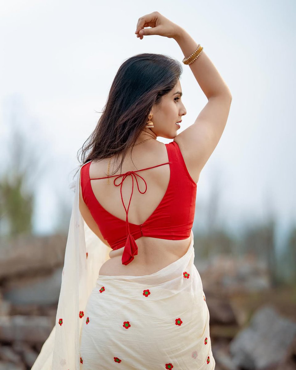 indian_beautee's tweet image. Saree peaking 🤍🤍🤍

Bhoomica 😘✨💫

#Bhoomica
#navel 
#sareebeauty